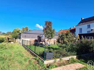 <p>Goedgelegen TE RENOVEREN WONING met achteraan een POLYVALENTE ZAAL/FEESTZAAL/ATELIER, bereikbaar via achteruitweg! <br />Overname aandelen. <br /><br />INDELING: inkom, apart toilet, ruime woonkamer en keuken, via de keuken heb je toegang tot de zeer ruimte polyvalente zaal. Op de eerste verdieping bevinden zich 3 slaapkamers en een badkamer. Via de derde kamer is er ook toegang tot de ruime zolder. <br /><br />TROEVEN: Zeer veel ruimte en mogelijkheden.<br /><br />Bezoek na afspraak: IMMO BEGUIN: info@immobeguin.be</p>