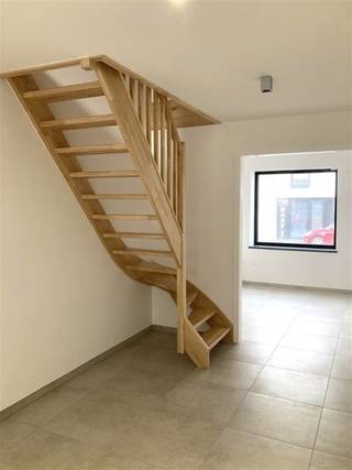 Achter de authentieke voorgevel van deze rijwoning schuilt een compleet gerenoveerde energie zuinige woning met tal van hedendaagse...