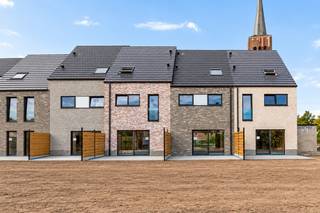<strong>6% BTW mogelijk, prijzen vanaf €349.005,00 excl. kosten!</strong><br /><br />Op een gunstig gelegen perceel in Kessel, vlakbij het centrum, winkels, scholen en openbaar vervoer, bevindt zich deze energiezuinige nieuwbouwwoning (BEN) met drie slaapkamers. De woning biedt een aangename woonomgeving met een groen uitzicht, gecombineerd met hedendaags wooncomfort volgens de strengste energienormen.<br /><br />Deze stijlvolle woning wordt uitgerust met een warmtepomp, zonnepanelen, een volledig ingerichte keuken en een moderne badkamer. Bovendien krijgt u nog inspraak in de afwerking, volledig volgens het lastenboek.<br /><br /><strong>Let op: de getoonde afwerking is louter indicatief en vormt geen weergave van de specificaties in het lastenboek.</strong><br /><br />Via de inkomhal met gastentoilet betreden we de woning. De lichtrijke leefruimte biedt voldoende plaats voor een gezellige zithoek en een aparte eetruimte. De open keuken sluit hier naadloos op aan en wordt voorzien van kwalitatieve toestellen. Vanuit de leefruimte heeft u directe toegang tot het ruime terras en de zuidoost georiënteerde tuin, waar u in alle rust en privacy kunt genieten. Op het gelijkvloers bevindt zich eveneens een praktische berging.<br />Op de eerste verdieping geeft de nachthal toegang tot twee slaapkamers, een apart toilet en een badkamer, uitgerust met een dubbele lavabo en inloopdouche. Mits de nodige aanpassingen kan de zolderverdieping worden ingericht als een volwaardige derde slaapkamer, met bijkomende bergruimte.<br />Een parkeerplaats dient verplicht bij aangekocht te worden. In de voortuin wordt bovendien een fietsenberging voorzien in een stalen constructie.<br /><br />Dit is een uitstekende opportuniteit als u op zoek bent naar een kwalitatieve nieuwbouw woning met 3 slaapkamers op een centrale locatie. Contacteer ons voor meer informatie op 0474/78 07 73 of neem een kijkje op www.boonstravastgoed.be.<br /><br />Bijzonderheden:<br />- Nieuwbouw<br />- 3 slaapkamers<br />- Centrale locatie