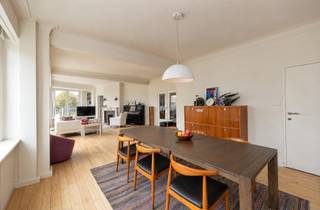 <p>Rechtstreeks van de eigenaars:</p><p>Op zoek naar een uitzonderlijk ruim appartement waar modernistische architectuur, hedendaags comfort en een uitstekende ligging samenkomen? Dan is dit prachtige appartement op de tweede verdieping van de statige Jan Van Rijswijcklaan beslist een bezoek waard!</p><p>Met maar liefst 250 m² woonoppervlakte neemt dit appartement de hele verdieping voor zich. Dankzij de 3 gevels biedt het een zeldzame combinatie van ruimte, licht en veelzijdigheid. Het pand werd tussen 2017 en 2019 grondig gerenoveerd, met respect voor zijn modernistische karakter en met alle aandacht voor hedendaags wooncomfort.</p><p>Het hart van het appartement is de bijzonder ruime leefruimte, waar het salon, de eethoek en de keuken harmonieus in elkaar overvloeien. Een heerlijke plek om tot rust te komen, uitgebreid te tafelen of vrienden en familie te ontvangen.</p><p>Met vier volwaardige slaapkamers en drie badkamers biedt het appartement alle ruimte voor een groot gezin, inwonende kinderen of gasten. Het afzonderlijke bureau in Engelse stijl maakt thuiswerken bijzonder comfortabel en biedt bovendien extra flexibiliteit in de indeling.</p><p>De Jan Van Rijswijcklaan is een van de karaktervolle lanen van Antwerpen, met een uitstekende bereikbaarheid via de belangrijkste in- en uitvalswegen. Winkels, scholen, openbaar vervoer en tal van voorzieningen bevinden zich binnen handbereik. De uitstekende Mobiscore van 9,4/10 onderstreept deze bijzonder gunstige locatie.</p><p>Wat maakt dit appartement zo bijzonder?</p><p>-> Liefst 250 m² op de tweede verdieping<br />-> Karaktervolle modernistische architectuur<br />-> Grondige renovatie uitgevoerd tussen 2017 en 2019<br />-> Royale leefruimte met salon, eethoek en keuken<br />-> 4 slaapkamers en 3 badkamers<br />-> 'English style' bureauruimte, ideaal voor thuiswerk<br />-> Uitstekende bereikbaarheid en Mobiscore 9,4/10<br />-> Gegeerde ligging aan de Jan Van Rijswijcklaan<br />-> Uit de hand te koop voor € 695.000</p><p>Een buitenkans voor wie royaal wil wonen in Antwerpen!</p>