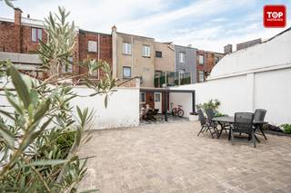 In de gezellige Gezondheidsstraat in Gent, op wandel- en fietsafstand van het bruisende centrum, vinden we deze ruime en goed gelegen woning. Dankzij de vlotte verbindingen naar de binnenstad en de belangrijkste invalswegen, combineert dit huis de voordelen van rustig wonen met de nabijheid van alle stedelijke voorzieningen.<br /><br />Bij het binnenkomen word je meteen verrast door de royale inkomhal, groot genoeg om ook bakfietsen en fietsen een plek te geven, een zeldzaam pluspunt in de stad. Op het gelijkvloers bevindt zich de leefruimte die mooi in verbinding staat met de vernieuwde keuken. Deze keuken is volledig instapklaar en vormt samen met de eetplaats een warme ontmoetingsplek voor het hele gezin. Via de keuken heb je rechtstreeks toegang tot het terras en de stadstuin, waar je in alle rust kan genieten van gezellige buitenmomenten.<br /><br />Op de eerste verdieping bevinden zich een ruime slaapkamer en een badkamer. Op de tweede verdieping zijn er nog eens twee volwaardige slaapkamers, wat zorgt voor een praktische en aangename indeling van de woning.<br /><br />Deze woning is ideaal voor wie in Gent wil wonen en daarbij zowel ruimte als comfort belangrijk vindt. Met zijn vernieuwde keuken, praktische indeling en aangename tuin biedt dit huis alles om er een echte thuis van te maken.<br /><br />Vrij vanaf juni of vroeger na onderling overleg.<br /><br />Contacteer Topvastgoed voor een bezoek op het nummer 0475 700 700.