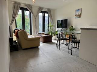 <span><strong>PULHOFWIJK - Nieuwbouw 1 slaapkamer appartement ca. 68m² met ruim terras achteraan op uitstekende locatie te Floraliënlaan vlakbij winkels, ziekenhuizen, scholen, supermarkten, trendy restaurants, openbaar vervoer en belangrijke in-en uitvalswegen.<br /><br /><br />INDELING; <br /><br /></strong></span><span>U betreedt het appartement via de INKOMHAL met apart gastentoilet.</span><br /><br /><span>Lichte en aangename LEEFRUIMTE met open ingerichte KEUKEN voorzien van opbergkasten en alle gebruikelijke toestellen: afwasmachine, koelkast met vriesvak, elektrische keramische kookplaat, geïntegreerde dampkap en een spoelbak.</span><br /><br /><span>De volledig ingerichte BADKAMER ca. 5m² is voorzien van een inloopdouche, lavabo in een meubel en een handdoekdroger. Aansluitend de BERGING waar de aansluiting voor wasmachine/droogkast is voorzien. </span><br /><br /><span>De SLAAPKAMER ca. 12m² geeft toegang tot het aangename TERRAS ca. 7,5m².<br /><br /></span>Ondergrondse staanplaats inclusief de huurprijs.<br /><span> <br /></span><br /><span><strong>BIJZONDERHEDEN; </strong></span><br /><span>* Nieuwbouw appartement welke voldoet aan alle nieuwste normen. </span><span><br />* Kelder inclusief</span><br /><span>* Individuele meters voor elektriciteit, water en verwarming.</span><br /><span>* Ondergrondse staanplaats inclusief de huurprijs.</span><br /><span>* Ruime fietsenstalling in het gebouw </span><br /><span>* Lift in het gebouw </span><br /><span>* AO: €75/maand (onderhoud gemeenschappelijke delen, syndicus, ...)<br /></span>