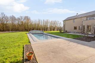 Op een uitzonderlijk perceel van maar liefst 7.893m² bevindt zich deze instapklare en energiezuinige karakterwoning op een werkelijk unieke locatie...