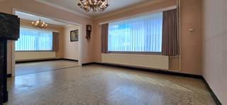 Voor een afspraak bel Kim 0473 72 33 62.<br /><br />Te renoveren woning OB met 3 slaapkamers.<br />Bouwjaar 1959.<br />Deze woning is gebouwd op 808 ca. in Schulen, deelgemeente van Herk-De-Stad en staat heel centraal zodat je op 5 minuten rijden in het centrum van Herk-De-Stad of in dat van Lummen bent.<br />Op beide plaatsen vind je winkels, horeca, banken, dokters, apothekers, post, scholen ( van kleuter tot middelbaar ), kinderopvang, ..., kortom alles wat het leven gemakkelijk en aangenaam maakt.<br />Het spoorwegstation ligt op 1 minuut rijden.<br /><br />INDELING<br />Gelijkvloers : via de inkomhal kan je naar de keuken of naar de leefruimte van 33m² met veel lichtinval.<br />verder heb je op het gelijkvloers de keuken, de CV-ruimte/berging van 13,50m² en het gastentoilet. <br />Verdieping : van de nachthal kun je naar de 3 slaapkamers en de badkamer met douche.<br />Op zolder zijn er nog uitbreidingsmogelijkheden.<br /><br />Ramen op het gelijkvloers zijn PVC en dubbel glas, geplaatst in 2009<br />Op het verdiep deels PVC en dubbel glas, deels aluminium enkel glas.<br />Centrale verwarming op aardgas <br />EPC label F<br /><br />Alle documenten zijn te raadplegen op onze website www.immobennysimons.be