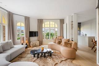 Een zeldzaam erfgoed duplex-appartement op één van de meest discrete en gegeerde lanen van Duinbergen. Met een bewoonbare oppervlakte van 133 m², verdeeld over twee volwaardige woonniveaus, biedt deze unieke eigendom het ruimtegevoel en de privacy van een townhouse, gecombineerd met het comfort van een appartement. Gelegen in een karaktervol gebouw waar authenticiteit en verfijning harmonieus samenkomen, geniet u hier van een uitzonderlijke woonbeleving. De kleinschalige residentie bevindt zich aan de rustige Bergdreef, omgeven door groen en op wandelafstand van zee en strand.<br /><br />De leefruimte ontvouwt zich op de eerste verdieping en baden in het natuurlijk licht dankzij de royale raampartijen. Aansluitend bevindt zich het zuidgericht terras met open zicht op het omliggende groen.<br /><br />Het appartement beschikt over drie slaapkamers en twee badkamers waardoor het appartement zich zowel leent als stijlvolle vaste woonst of verfijnde tweede verblijfplaats aan zee.<br /><br />De architecturale uitstraling van het gebouw gecombineerd met de warme en tijdloze sfeer van het interieur, maakt van deze eigendom een bijzonder aanbod binnen het residentiële segment van Duinbergen.