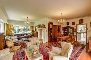 <p>Vragen of interesse? Contacteer Dimitry via dimitry@copandi.be of 0493 37 27 43. </p><p></p><p>Deze ruime woning verwelkomt je met een lichtrijke leefruimte van meer dan 40m² waar zithoek en eetplaats harmonieus in elkaar overlopen. </p><p></p><p>Dankzij de grote raampartijen geniet je van een aangenaam open gevoel en veel natuurlijke lichtinval. </p><p>Aansluitend bevindt zich de ruime leefkeuken, ideaal voor wie graag kookt en gezellig samenkomt. </p><p>De keuken sluit rechtstreeks aan op de veranda, die een mooie overgang vormt naar de tuin en het hele jaar door extra leefcomfort biedt. Verder beschikt het gelijkvloers over een ruime inkomhal en een inpandige garage met plaats voor een wagen, fietsen en extra opslag met bijhorende oprit.<br /></p><p>Op de eerste verdieping bevinden zich drie volwaardige slaapkamers, waaronder een uitzonderlijk ruime master bedroom van meer dan 30m². </p><p>Daarnaast beschikt de woning over een ruime badkamer met bad, douche en wastafel, een praktische berging en een centrale nachthal die alle ruimtes met elkaar verbindt.</p><p></p><p>De tuin is onderhoudsvriendelijk aangelegd en is voorzien om dagelijks in te genieten. </p><p></p><p>Maak snel uw afspraak!</p>