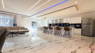 <p><strong>Bij ImmoFusion 7/7 “open huis”: klik op onze 3D-TOUR.<br />Ervaar vastgoed alsof je er zelf doorloopt!</strong></p>
<p>Ontdek deze <strong>indrukwekkende open bebouwing</strong> in de Tervantstraat 198 te Paal, een woning die in 2025 een <strong>volledige transformatie</strong> kreeg en vandaag bijna als nieuwbouw aanvoelt. Dankzij de <strong>ruime perceelgrootte van 913 m²</strong>, de <strong>18 meter straatbreedte</strong>, de <strong>moderne afwerking</strong> en maar liefst <strong>5 slaapkamers</strong>, is dit een uitzonderlijke woonkans voor wie houdt van ruimte, comfort én stijl.</p>
<p>Je woont hier in een rustige omgeving met weinig verkeer, maar geniet toch van een <strong>zeer vlotte verbinding met de autosnelweg</strong> en alle dagelijkse voorzieningen. De perfecte combinatie tussen rust en bereikbaarheid!</p>
<p>Via de <strong>ruime inkomhal</strong> word je meteen verwelkomd door de openheid van de woning. Rechts vind je de trap naar boven, terwijl links de <strong>eerste leefruimte</strong> en aansluitende <strong>eetruimte</strong> zich aanbieden. Grote raampartijen zorgen voor een natuurlijke en aangename lichtinval.</p>
<p>Aansluitend ontdek je de <strong>tweede leefruimte</strong> en de enorme <strong>open keuken</strong>, het absolute hart van de woning. Dankzij het royale kookeiland – voorzien van ruimte voor vier barkrukken – wordt koken hier een sociale beleving. De open indeling, de lichtinval en de doordachte inrichting maken dit een plek waar elk gezinslid zich thuis voelt.</p>
<p>Op het gelijkvloers bevindt zich tevens een <strong>eerste moderne badkamer</strong>, volledig uitgerust met <strong>inloopdouche en toilet</strong>.</p>
<p>Op de eerste verdieping vind je <strong>drie ruime slaapkamers</strong>, ideaal voor een groter gezin of wie graag extra ruimte heeft voor een kantoor of dressing.</p>
<p>De zolderverdieping werd volledig afgewerkt en biedt nog eens <strong>twee volwaardige slaapkamers</strong> én een <strong>tweede moderne badkamer</strong> met inloopdouche en toilet. Perfect voor tieners die graag wat meer privacy hebben, logees, of als rustige thuiswerkplek.</p>
<p>De tuin werd volledig <strong>omheind</strong>, voorzien van <strong>verse grasmatten</strong> en een nette afwerking met <strong>kiezels</strong>. Aan de achterzijde geniet je van een <strong>overdekt terras / carport</strong>, de ideale plek om in alle rust te genieten van lange zomeravonden.</p>
<p>De brede oprit en automatische poort zorgen voor comfort en veiligheid.</p>
<p>Hier woon je in een <strong>rustige straat</strong>, ideaal voor gezinnen of wie op zoek is naar privacy, maar toch slechts enkele minuten verwijderd van winkels, scholen en de oprit van de autostrade. Een woonomgeving die rust en bereikbaarheid perfect combineert.</p>
<p><strong>Pluspunten<br /></strong>- Volledig vernieuwd in <strong>2025</strong> — <strong>quasi nieuwbouw<br /></strong><strong>- 5 slaapkamers<br /></strong><strong>- 2 moderne badkamers</strong> met inloopdouche<br /><strong>- 2 leefruimtes + 2 eetruimtes<br /></strong><strong>- Enorme open keuken met eiland<br /></strong><strong>- 913 m² perceel</strong> – volledig omheind en aangelegd<br /><strong>- Overdekt terras / carport<br /></strong><strong>- PVC driedubbel glas<br /></strong><strong>- Zonnepanelen<br /></strong><strong>- Energiezuinig label B<br /></strong><strong>- Rustige ligging</strong> met snelle verbinding naar autosnelweg</p>
<p>Voor een bezichtiging ter plaatse of meer info, bel ons op <strong>078/78.78.70</strong>, of kom gewoon binnen op ons kantoor – <strong>steeds welkom!</strong></p>