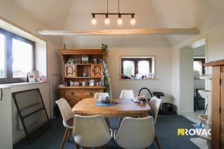 Gezellig en centraal gelegen appartement (ong. 60 m² volgens EPC) in exclusief gebouw met Moorse bouwstijl op de 2de verdieping bestaande uit inkom, ruime living, ingerichte keuken, 1 ruime slaapkamer, badkamer met douche, toilet en lavabo, private berging bij appartement. Verwarming : CV op aardgas. REF.: 9039.