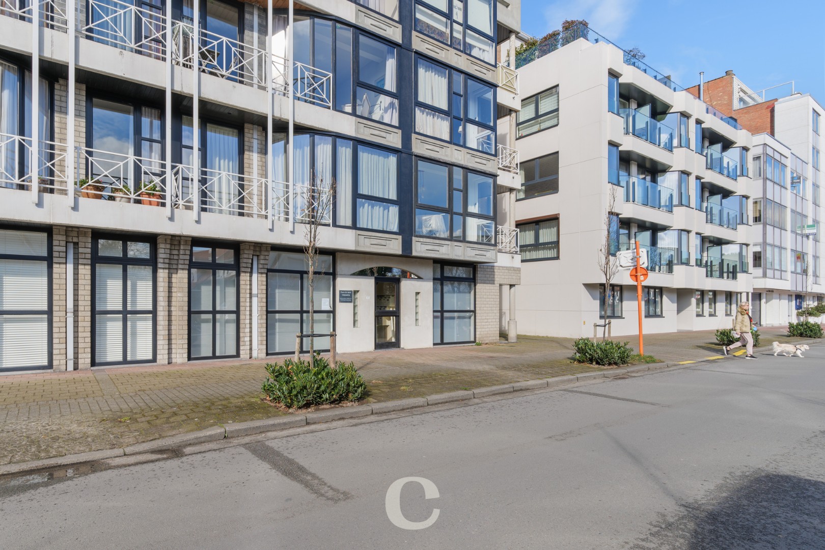 Ruim appartement gelegen op de Piers De Raveschootlaan pal in het centrum van Knokke. - foto 3