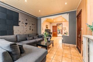 <p>Deze charmante woning uit het begin van de 20ste eeuw combineert authentieke elementen met een praktische indeling en een centrale ligging in Ronse. Gelegen in een residentiële omgeving nabij invalswegen, winkels en voorzieningen, geniet u hier van een vlotte bereikbaarheid en het comfort van wonen dichtbij het stadsleven. De woning beschikt over drie slaapkamers, een gezellige leefruimte en een aangename tuin van 116 m² waar u in alle rust kan genieten. Dankzij het EPC-label C vormt deze woning een interessante keuze voor wie op zoek is naar een comfortabele gezinswoning met potentieel.</p>
<p> </p>
<p>Belangrijkste ruimtes:<br />• Living met aangename leefruimte en natuurlijke lichtinval.<br />• Keuken met functionele indeling.<br />• Badkamer uitgerust met ligbad en enkele wastafel.<br />• 3 slaapkamers met diverse indelingsmogelijkheden.<br />• Hal met toegang tot de verschillende ruimtes.<br />• Tuin van 116 m², ideaal om buiten te ontspannen.<br />• Zolder met extra bergruimte of mogelijkheden naar eigen invulling.</p>
<p>Troeven:<br />• Centrale ligging in Ronse nabij winkels, scholen en invalswegen.<br />• Gezellige tuin van 116 m².<br />• 3 slaapkamers en praktische indeling voor gezinnen.</p>
<p>Neem vandaag nog contact op met je ERA-makelaar voor een bezoek. JOUW DROOMHUIS. ZO GEVONDEN!</p>