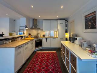 Nichée au calme en fond de parcelle dans un quartier prisé d'Uccle, cette maison atypique de 148 m² offre un cadre de vie exceptionnel.Le...