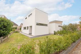 <p>Deze centraal gelegen villa in Willebroek combineert een aangename woonomgeving met een uitzonderlijke veelzijdigheid. Dankzij de ruime indeling, de aparte inkom en de verschillende functionele ruimtes biedt deze woning tal van mogelijkheden voor wie wonen en werken wil combineren. Een zelfstandige praktijk, kantoorruimte, studio of een extra leefgedeelte behoren hier allemaal tot de opties.</p><p> </p><p>Via de centrale inkomhal aan de voorzijde betreedt u de woning. Deze hal beschikt over een gastentoilet en geeft toegang tot de grote, lichtrijke eet- en woonkamer, die dankzij de grote raampartijen een aangenaam zicht biedt op de volledig aangelegde tuin.</p><p>Aan de linkerzijde van de woning zijn alle voorzieningen aanwezig voor het installeren van een keuken, zodat u deze ruimte naar eigen smaak en behoeften kunt inrichten. Aansluitend bevindt zich een praktische bergplaats met zijdelingse ingang. Deze is bijzonder handig voor het stallen van fietsen, het opbergen van materiaal en het buitenzetten van vuilnisbakken.</p><p>Een bijkomende troef is de afzonderlijke inkomhal aan de rechterzijde van de woning. Deze geeft toegang tot een multifunctionele ruimte die perfect kan worden benut als kantoor voor een vrij beroep, studio, praktijkruimte, hobbyruimte of als extra slaapkamer(s). Deze zone omvat twee ruimtes, een kitchenette en een apart toilet, wat zorgt voor een grote mate van zelfstandigheid en flexibiliteit.</p><p>De nachthal op de eerste verdieping geeft toegang tot vier volwaardige slaapkamers en een badkamer die is uitgerust met alle comfort. Daarnaast is er een apart toilet aanwezig. De master bedroom beschikt bovendien over een eigen ensuite badkamer met douche, lavabo en toilet, wat zorgt voor extra privacy en wooncomfort.</p><p>De woning beschikt over een uitzonderlijk ruime kelderberging. Deze biedt een zee aan opbergruimte en kan eveneens ingericht worden als bijvoorbeeld sportkamer.</p><p>De tuin werd volledig aangelegd en rondom omhaagd met Portugese laurier, waardoor u kunt genieten van een groene en aangename buitenomgeving. Achteraan de woning werd bovendien een laadpaal geïnstalleerd, een praktische meerwaarde voor de hedendaagse elektrische mobiliteit.</p><p> </p><p>Deze villa is een interessante opportuniteit voor wie op zoek is naar een ruime gezinswoning met extra mogelijkheden.</p><p> </p><p>Meer info en video op www.malines-group.be</p><p>stedenbouwkundige info: Vg - Wg - Gmo - Gvkr - Gvv</p>