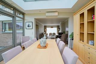 <span>Deze recent gerenoveerde gezinswoning is zeer rustig gelegen in de bloemekenswijk, nabij een doodlopende straat en een speelpleintje. Bij het binnenkomen van deze energiezuinige (EPC B) woning voelt u direct een zeer warme en gezellige sfeer. Wat hier heel innemend is, is de veranda die ervoor zorgt dat het hier heel lichtrijk wonen is. Ben jij op zoek naar extra ruimte voor u en uw gezin? Zo is de woning onder andere voorzien van een de dubbele garage, 2 grote slaapkamers met ingemaakte kasten, 1 derde slaapkamer met dressing een 4de kleinere slaapkamer.<br />Hier spreken de foto's vanzelf. Wat deze woning recent mooier, beter en gezelliger heeft gemaakt zijn de nieuwe: parketvloeren, ramen, deuren, verwarmingsbron, zonnepanelen, tuinhuis,... Benieuwd naar meer? Contacteer ons voor een afspraak op 052/41.41.94. U kan deze instapklare woning nu aankopen aan 2% registratiekosten als eerste en enige woning.<br />Referentie: 5640</span>