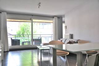 VALIMMAS verhuurt dit verzorgd, energiezuinig en luxueus ingericht appartement met terras en garage, gelegen op de eerste verdieping (met lift) van een hedendaags gebouw in het volle centrum Asse.
Uitgerust met alle comfort. Omvat oa. een inkomhal, een ruime living met schuifraam richting groot terras (± 12m²), een volledig ingerichte keuken met eethoek, een badkamer met ligbad (en douchescherm), een berging/wasplaats en een toilet. Het appartement wordt nog volledig herschilderd.
Eveneens inbegrepen zijn een kelder en een autostandplaats in de ondergrondse garage.
Rustig gelegen, en toch in het volle centrum, kort bij de Markt en het station. Individuele tellers en CV op aardgas. EPC slechts 86 kWh/m² = zeer energiezuinig. Bovendien zijn de living en keuken ideaal georiënteerd naar het zuidoosten, en dus met veel lichtinval !
+++++++++++
Bezoekmoment inplannen? Dat kan eenvoudig via onze website www.valimmas.be. Klik vervolgens op de blauwe knop "BEZOEK DIT PAND" bij het pand van je keuze. Let op: afspraken maken kan enkel nog online.
+++++++++++