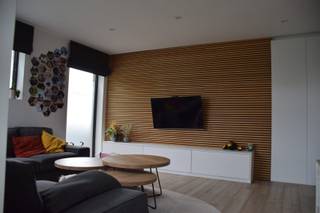 In optie<br /><br />Ruime, kwalitatief afgewerkte gezinswoning met 4 slaapkamers op zeer centrale ligging in Melsele!<br /><br />Instapklare en energiezuinige woning uit 2014 met maar liefst 243 m² bewoonbare oppervlakte op een perceel van 471 m². Dankzij de zuidwestelijke oriëntatie geniet je hier volop van licht en zon. De woning beschikt over 4 slaapkamers, 2 badkamers, 2 toiletten, een inpandige garage, 2 bergingen en technische ruimte. <br /><br />Het gelijkvloers voorziet de woning van een prachtige leefruimte met open keuken voorzien van alle comfort (heteluchtoven, microgolfoven, dubbele spoelbak, vaatwasser, koelkast, diepvries en inductie kookvuur), een gezellige eethoek (met ingemaakte kasten en indirecte verlichting), een zithoek en een apart toilet met handenwasser. <br /><br />Op het eerste verdiep bevinden zich drie ruime slaapkamers (met ingemaakte kasten), een ruime badkamer (voorzien van inloopdouche, dubbel lavabomeubel en hangkasten) en een apart toilet. Alle slaapkamers zijn uitgerust met verduisterende screens.<br /><br />Op de tweede verdieping is er een vierde zeer ruime slaapkamer met aansluitend prachtig afgewerkte badkamer (voorzien van ligbad en dubbel lavabomeubel), een bureauruimte en een kleine zolderberging. Deze verdieping is zeer praktisch en kwalitatief afgewerkt met tal van ingemaakte kasten. <br /><br />De woning beschikt bovendien over een ruime inpandige garage met aansluitend een berging. De woning heeft een zuidwest georiënteerde tuin met terras en pergola (voorzien van alle opties: mogelijkheid om dak en alle zijwanden te openen, ledverlichting, infraroodverwarming en zonnescreens).<br /><br />Een absolute troef is de bereikbaarheid (vlakbij invalswegen zoals E34, E17, N70).<br /><br />Ook op het vlak energie (EPC A) is deze woning uitstekend uitgerust met vloerverwarming op alle verdiepingen, 15 zonnepanelen 4050 Wp, een thuisbatterij 10 kW, airconditioning op de eerste en tweede verdieping en een waterverzachter.