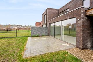 Deze bijna-energie neutrale woning bevindt zich op wandelafstand van het natuurgebied 'De Most' te Balen, op een perceel van 449 m². De woning omvat o.a. inkomhal met gastentoilet, een woonkamer met open keuken, een wasplaats, 3 slaapkamers en een badkamer. <br />Aangelegde, volledig omheinde tuin met carport en achterliggende tuinberging.<br /><br />Gelijkvloers:<br />De inkomhal met gastentoilet verleent toegang tot een praktische berging/wasplaats en de gezellige leefruimte met open keuken. De keuken is compleet ingericht met alle moderne apparatuur (inductiekookplaat Novy, koelkast Siemens, combi-oven Siemens, vaatwasser Siemens). De leefruimte heeft een mooi zicht op de tuin, dankzij grote glaspartijen. De wasplaats/bergruimte is voorzien van aansluitingen voor wasmachine en alle technische voorzieningen.<br /><br />Eerste verdieping:<br />Op de eerste verdieping bevinden zich 3 slaapkamers en een douchekamer voorzien van een wasmeubel met enkele wastafel en inloopdouche. Apart toilet aanwezig. <br /><br />Tuin:<br />Gezellige tuin met terras en carport. <br /><br />Buitengewone kenmerken:<br />- Op wandelafstand van natuurgebied 'De Most'<br />- BEN woning (E-peil <20)<br />- Warmtepomp (lucht/water) + vloerverwarming<br />- Regenwaterput aanwezig en aangesloten op toiletten en buitenkraan<br />- Carport aanwezig<br />- Ventilatiesysteem D<br />- Zonnepanelen aanwezig<br />- Bewoonbare opp.: 174,50 m²<br />- Verkoop onder BTW-stelsel