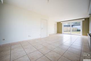 <strong>De ligging</strong><br />Deze<strong> recent gebouwde woning</strong> (jaar einde opbouw 2003) is gelegen <strong>vlakbij het centrum van Kruishoutem</strong>, in de directe nabijheid van allerhande faciliteiten, het openbaar vervoer en diverse lagere scholen. Dankzij zijn ligging en vlotte verbinding met diverse hoofdwegen zijn de omliggende centra (Waregem, Zulte, Deinze, Oudenaarde,...) allen vlot te bereiken alsmede het op- &amp; afrittencomplex van de E17 is op amper 1 min. rijden bereikbaar. Kortom, een <strong>woning met goede bereikbaarheid</strong>!<br /><br /><strong>De woning</strong><br />De woning bevat een bewoonbare oppervlakte van 140 m² en staat op een <strong>zuidgericht perce<span>el</span></strong><span> van 385m² groot</span>. Er zijn ondermeer 3 ruime slaapkamers ter beschikking alsmede een ruime en lichtrijke woonkamer, aparte leefkeuken alsook inpandige garage.<br /><br /><strong>De indeling</strong><br />Gelijkvloers: inkomhal voorzien van apart gastentoilet met handenwasser - zeer <strong>ruime woonkamer met veel lichtinval</strong>- aparte (leef)keuken voorzien van alle toestellen (vaatwasser, oven, koelkast, kookplaat, dampkap en spoelbak) - keukenberging - <strong>inpandige garage </strong>voor 1 wagen, voorzien van aansluiting voor wasmachine/droogkast en technieken;<br />Verdieping: nachthal - slaapkamer 1 - slaapkamer 2 - slaapkamer 3 - badkamer met ligbad en dubbele wastafel;<br />Zolder: te bereiken via zolderluik in nachthal;<br />Tuin en terras + parkeerplaats op oprit.<br /><br /><strong>Kenmerken</strong><br />- oppervlakte perceel: 385 m²<br />- bruikbare vloeroppervlakte: 140 m²<br />- bouwjaar 2003<br />- CV via stookolie<br />- dak, vloeren en muren geïsoleerd<br />- dubbel glas en PVC raamprofielen<br />- regenwater: 10.000 liter<br />- EPC: 179 kWh/m² jaar - <strong>B-label</strong><br /><br /><strong>Troeven</strong><br />- <strong>instapklare en energiezuinige woning!</strong><br />- vlakbij centrum Kruishoutem!<br />- zuidgericht perceel!<br /><br />Voor meer informatie of een bezoek ter plaatse reageer via het contactformulier of stuur naar info@hckinvest.be