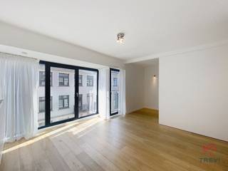 <p>BRUSSEL - (4.3) In het stadscentrum, in de wijk Hall Saint-Géry, op 2 minuten van de Beurs, vlakbij talrijke winkels en openbaar vervoer, charmante studio van ±35 m² op de 4e verdieping. De indeling is als volgt: woonkamer van ±15 m² met toegang tot het terras, een slaapgedeelte met een reeds ingebouwde inloopkast van ±4 m², ingerichte keuken, doucheruimte. Beschikbaar vanaf: 01/10/2026. Raming van de gemeenschappelijke kosten: 40 €/maand. EPC G*. Afmetingen ter indicatie.</p>
<p></p>
<p><b>Op de 4e verdieping (4.3)</b>:</p>
<p></p>
<p>⦁ Woonkamer van ±16 m² (4 x 4) met aansluitingen voor wasmachine en droger en toegang tot het terras</p>
<p>⦁ Slaapgedeelte met ingebouwde inloopkast van ±4 m² (2 x 2)</p>
<p>⦁ Ingerichte keuken (kookplaten, afzuigkap, magnetron, koelkast/vriezer, vaatwasser)</p>
<p>⦁ Doucheruimte (douche – toilet – wastafel)</p>