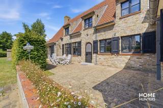 Op slechts 500 meter van het strand van Sint-Idesbald wacht deze uitzonderlijke rustieke villa op haar nieuwe eigenaar. Gelegen op een indrukwekkend perceel van maar liefst 1.600 m², geniet u hier van een zeldzame combinatie van ruimte, privacy en een absolute topligging aan de Belgische kust.<br /><br />Vanaf het moment dat u de royale inkomhal binnenstapt, voelt u de grandeur en het karakter van deze bijzondere woning. De tijdloze leefruimte baadt in het natuurlijke licht en biedt een prachtig uitzicht op de groene, aangelegde tuin. Daarnaast beschikt de woning over een gezellige leeshoek en een ruime zithoek, waar het heerlijk vertoeven is met familie en vrienden.<br /><br />De ruime keuken, voorzien van een overvloed aan werk- en bergruimte, vormt het hart van de woning en biedt alle mogelijkheden voor wie graag kookt en gasten ontvangt.<br /><br />Ook op het gelijkvloers is aan comfort geen gebrek. Hier bevinden zich twee volwaardige slaapkamers, een badkamer en een praktische dubbele garage.<br /><br />Op de verdieping verrassen nog twee uitzonderlijk ruime kamers, die vandaag dienstdoen als vrijetijdsruimtes. Dankzij hun royale afmetingen lenen ze zich perfect als extra slaapkamers, hobbyruimte, fitness of bureau.<br /><br />Deze imposante villa biedt niet alleen een zee aan ruimte, maar ook een unieke kans om te wonen op één van de meest gegeerde locaties van de Belgische kust. Op wandelafstand van het strand, de duinen en het gezellige centrum van Sint-Idesbald geniet u hier elke dag van rust, natuur en de charme van het kustleven.<br /><br />Een eigendom met karakter, uitstraling en eindeloze mogelijkheden. Een unieke kans voor wie op zoek is naar een exclusieve villa op een uitzonderlijk perceel<br /><br />Voor meer informatie of een plaatsbezoek contacteer Home Hunters via hallo@homehunters.be of op het nummer 057/377.477