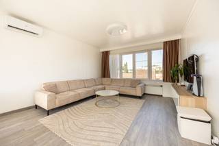 <p>Op zoek naar een instapklaar appartement waar licht, ruimte en comfort samenkomen? <br />Dit moderne appartement op de tweede verdieping ligt op een uitstekende locatie, op wandelafstand van winkels en openbaar vervoer, met vlotte verbinding naar de invalswegen.<br />Binnen valt meteen de doordachte indeling op. De drie ruime slaapkamers, waarvan er één momenteel is ingericht als dressing, liggen handig gegroepeerd bij de badkamer met inloopdouche, lavabo en toilet.<br />De blikvanger van het appartement is de royale woonkamer, waar het daglicht langs twee kanten binnenstroomt. Dankzij de ligging op de tweede verdieping kijkt u over de omliggende daken heen en geniet u van een open, vrij uitzicht. De open keuken is voorzien van alle comfort en sluit naadloos aan op het praktische terras.</p><p>Alle troeven op een rij:<br />- Ruim appartement met 3 slaapkamers<br />- Volledig instapklaar<br />- Energiezuinig met EPC-label C<br />- Recent geïnstalleerde vaste airconditioning<br />- Kleinschalig gebouw met slechts twee wooneenheden<br />- Lage vaste kosten<br />Geen lift of garage in het gebouw, dankzij de rustige straat wel voldoende parkeermogelijkheid.</p><p>Interesse? Plan zeker uw bezoek via info@lamoen.net of 03 375 60 99<br />Bodemattest, Asbestattest, Stedenbouwkundige info aanwezig. Bevindt zich niet in een risicozone voor overstromingen (P- en G-score A).</p>