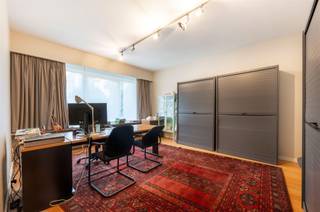 <p><span>Ruime praktijkruimte met parking te huur! </span></p><p><span> </span></p><p><span>U betreedt het kantoor via de aparte inkomhal aan de zijkant van het gebouw. Direct links vindt u de wachtzaal. Naast de wachtzaal ligt de eerste praktijk-/kantoorruimte. Halverwege de gang vindt u nog 2 even grote praktijk-/kantoorruimtes met daar tegenover het toilet en een ruime berging. Achteraan ligt de grootste praktijk-/kantoorruimte. </span></p><p><span> </span></p><p><span>Huurprijs: €1.475/maand + €120/maand (autostaanplaats) + €300/maand gemeenschappelijke kosten (inclusief verwarming en water). </span></p><p><span>Beschikbaar: onmiddellijk.</span></p>