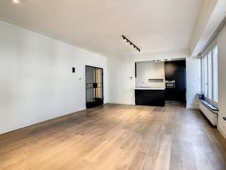 This apartment of approximately 120 m² for rent is located in a prime location in the heart of Antwerp. Very central and near the Groenplaats...