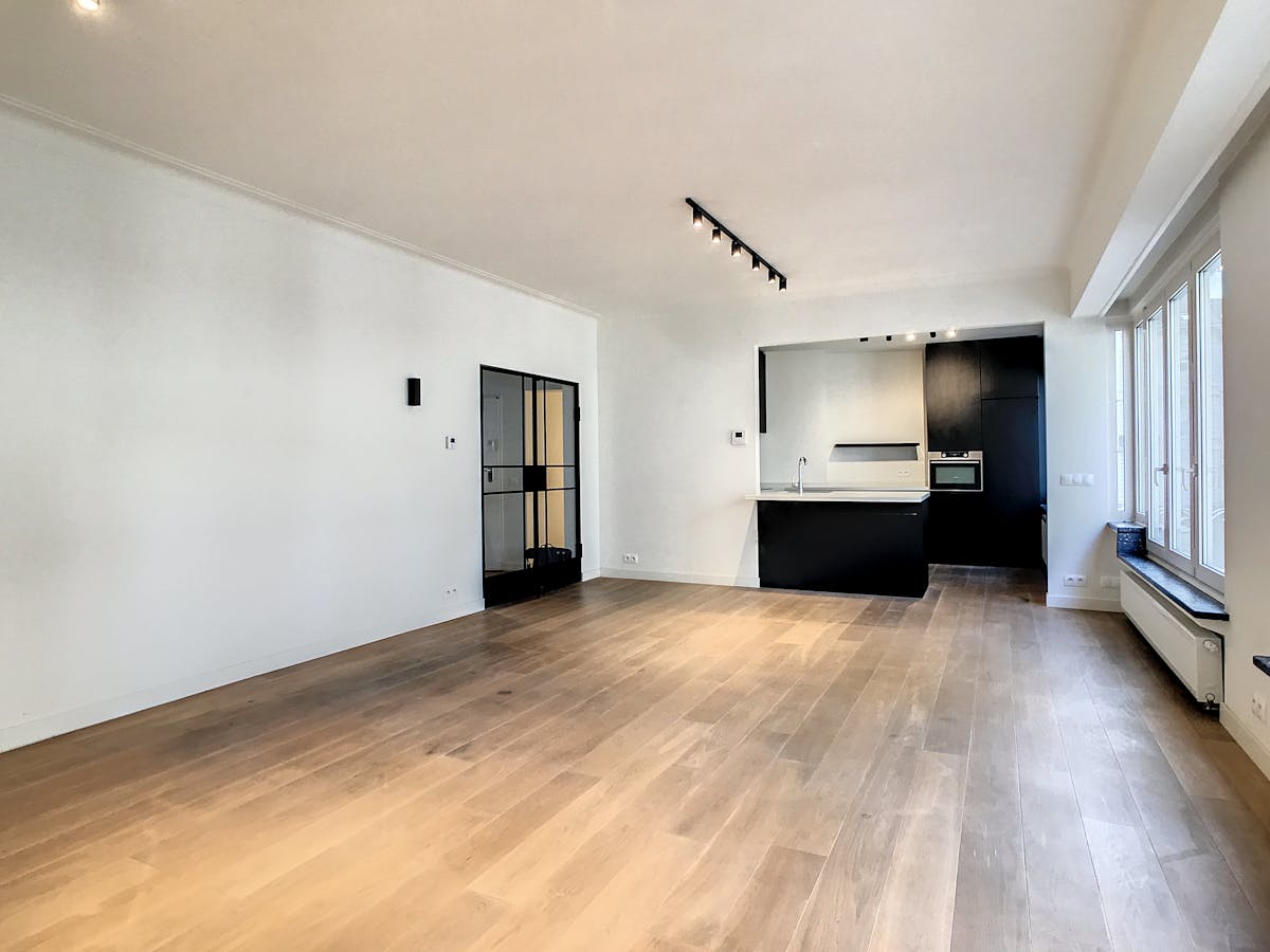 Spacious 3-bedroom apartment with terrace in Antwerp - photo 2
