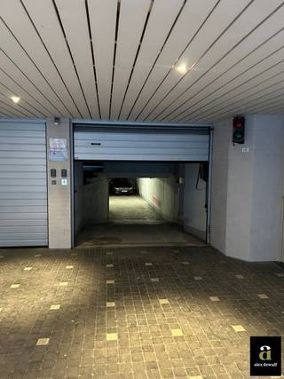 Mooie staanplaats gelegen op niveau -3Breedte: 2m40Lengte: 5m20Hoogte: 2mGeen autolift aanwezig in het gebouw...
