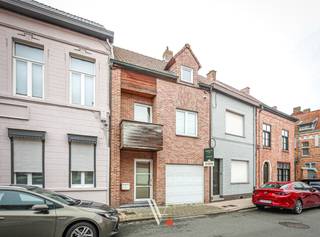 Deze <strong>instapklare</strong> rijwoning is centraal gelegen en spreekt een brede doelgroep aan. Dankzij de huidige, stabiele verhuur vormt ze een interessante en zorgeloze investering.<br />Tegelijk biedt de woning alle <strong>ruimte en mogelijkheden voor (grote) gezinnen</strong> die op zoek zijn naar een comfortabele thuis met <strong>uitbreidingspotentieel tot vijf slaapkamers</strong>.<br /><br />De woning werd gebouwd in 2003 en is uitgerust met centrale verwarming en een conforme elektrische installatie — een solide basis voor jarenlang wooncomfort.<br /><br /><strong>Indeling</strong><br /><strong>Gelijkvloers:</strong> inkomhal met gastentoilet, ruime garage met automatische poort, lichtrijke woonkamer, eetplaats, functionele keuken en praktische berging. Aansluitend bevindt zich een onderhoudsvriendelijke koer.<br /><strong>Eerste verdieping:</strong> drie volwaardige slaapkamers, waarvan één met een terrasje, en een badkamer.<br /><strong>Tweede verdieping:</strong> bereikbaar via een vaste trap en verder in te richten naar wens — ideaal als vierde en eventueel vijfde slaapkamer, hobbyruimte of bureau.<br /><strong>Derde verdieping:</strong> extra zolderruimte met bijkomende opbergmogelijkheden.<br /><br />Een veelzijdige woning met opbrengstpotentieel én ruimte om te groeien.<br />
