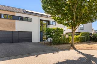 <p><span><strong>Deze ruime woning bezoeken op zaterdag 12 september tussen 10u en 14u? (Enkel op afspraak)</strong><br />Deze ruime woning is gelegen in een zeer rustige, residentiële wijk in Sint-Andries. Doorheen de jaren werd de woning verder uitgerust met zonnepanelen en airconditioning, wat bijdraagt aan het hedendaagse wooncomfort. Dankzij de centrale ligging bevinden scholen, winkels, openbaar vervoer en andere voorzieningen zich op korte afstand, met bovendien een vlotte bereikbaarheid.</span></p>
<p><span>Bij het betreden van de woning kom je in een royale inkomhal met grote raampartijen die toegang biedt tot de open en lichtrijke leefruimte, bestaande uit een gezellige zit- en eetplaats. Aansluitend bevindt zich de volledig uitgeruste keuken met praktische berging. Via de berging is de garage te bereiken.</span></p>
<p><span>Dankzij de grote raampartijen geniet de leefruimte van veel natuurlijk licht en een mooi zicht op de zonnige tuin. De open indeling en aangename lichtinval zorgen voor een warme en uitnodigende leefomgeving. Op het gelijkvloers is bovendien een afzonderlijk gastentoilet aanwezig.</span></p>
<p><span>De tuin beschikt over verschillende aangename plekjes aan de voor-, zij- en achterkant van de woning, waar het op elk moment van de dag aangenaam vertoeven is. Daarnaast is er een ruime tuinberging aanwezig.</span></p>
<p><span>De eerste verdieping beschikt over drie ruime slaapkamers, elk voorzien van inbouwkasten, en een kleinere kamer die momenteel gebruikt wordt als bureau. Verder bevinden zich op deze verdieping een afzonderlijk toilet en een ruime badkamer met douche.</span></p>
<p><span>Verder beschikt de woning over een ruime zolder die te bereiken is via een uitschuifbare trap.</span></p>
<p><span>De woning beschikt bovendien over een garage en een ruime oprit met plaats voor een wagen.</span></p>
<p><span>Er zijn geen maatregelen gevonden op dit kadastraal perceel volgens onze opvraging bij het Maatregelenregister.</span></p>
<p><span>Benieuwd naar deze woning?</span></p>
<p><span>Contacteer Beau via beau@waeyler.be of 0470 54 16 27.</span></p>