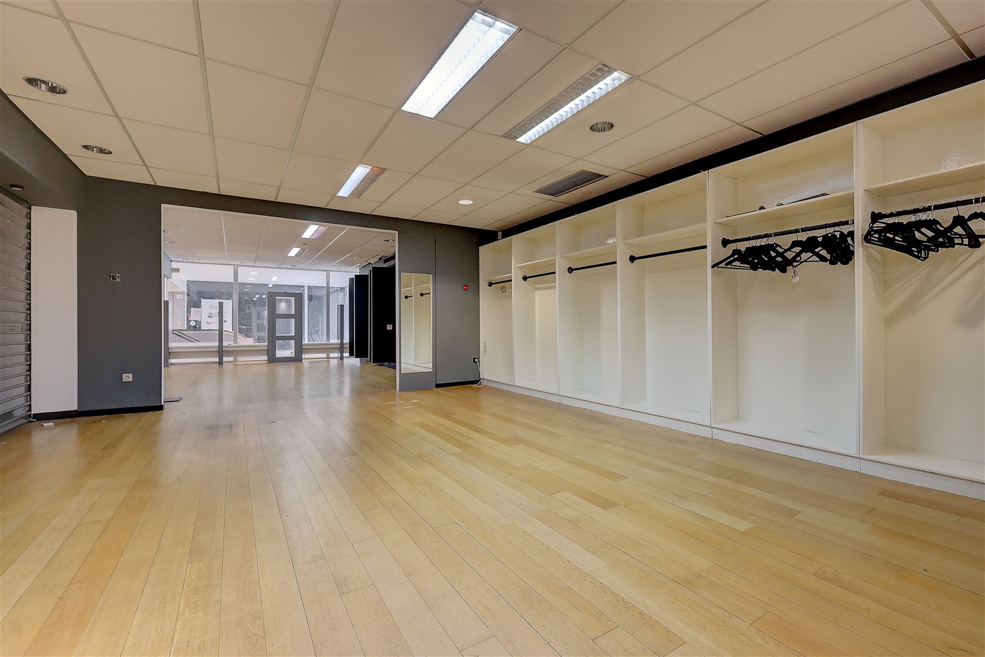 Ruim handelspand op een commerciële locatie op de Bist in Wilrijk - foto 3