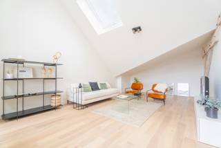 Vivre à Gand fait peau neuve avec Graaf van Vlaanderen. Ce projet propose un mélange harmonieux d'appartements confortables d'une ou deux chambres et de spacieuses maisons de trois chambres. Idéal pour ceux qui débutent seuls, recherchent un logement en couple ou souhaitent profiter pleinement de la ville en famille.
Tout a été réalisé avec le souci du détail et le souci du développement durable, pour un séjour non seulement élégant mais aussi intelligent. Luminosité abondante, agencement soigné et style contemporain apportent une touche de confort supplémentaire.
Et puis, il y a l'emplacement… vous vivrez littéralement au cœur de Gand, à deux pas de cafés, restaurants, lieux culturels et boutiques. En bref : vivre à Graaf van Vlaanderen, c'est vivre en ville, mais dans un logement qui vous ressemble.