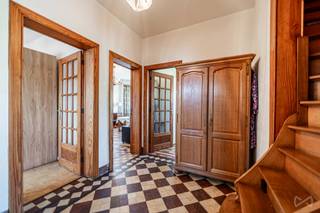 Contact : Maxime Van den Abbeele - 0494/05.23.55 - maxime.v@weinvest.be We Invest Charleroi & En Fagne vous propose cette villa 4 façades d'environ 160 m² habitables, implantée sur un beau terrain de 12 ares. Nichée Rue Monique, à quelques minutes à peine du centre-ville de Couvin, elle offre ce mélange entre calme résidentiel et réelle proximité des commodités. À l'intérieur, on apprécie tout de suite les volumes : un séjour lumineux de 34 m², une cuisine, une salle de douche, une buanderie et un hall d'entrée accueillant occupent le rez-de-chaussée, où l'on trouve également l'une des 3 chambres — un vrai plus pour qui recherche une chambre de plain-pied. Deux terrasses, orientées Est et Ouest, permettent de profiter du soleil à toute heure de la journée. Au rez-de-jardin, un espace salon, une cuisine et un WC ont été aménagés, offrant un niveau de vie supplémentaire ou un bel espace convivial. Grenier et caves complètent les rangements, tandis que deux garages (27 et 15 m²) et un abri de jardin viennent ajouter au confort du quotidien. Côté technique, la villa est équipée de châssis en PVC double vitrage, d'un chauffage central au mazout et profite d'une cheminée fonctionnelle pour les soirées d'hiver. PEB : G — 527 kWh/m²/an — 20260814024955 Faire offre à partir de 217.000 € Une belle opportunité à découvrir — n'hésitez pas à nous contacter pour plus d'informations ou pour organiser une visite.