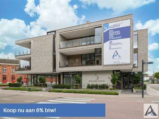 <p><span>Laatste kans: nog slechts 2 appartementen beschikbaar in Residentie Saffier!</span></p><p><span>Bent u op zoek naar een ruim, instapklaar en energiezuinig nieuwbouwappartement op een absolute toplocatie? Dan is dit één van de laatste kansen om eigenaar te worden in </span><span>Residentie Saffier</span><span>. Met </span><span>nog slechts 2 appartementen beschikbaar</span><span> is snel handelen de boodschap.</span></p><p><span>Dit prachtige tweeslaapkamerappartement op de eerste verdieping beschikt over een bewoonbare oppervlakte van </span><span>105 m²</span><span> en een zonnig, </span><span>zuidgericht terras van 16 m²</span><span>. Dankzij het grote Z-raam geniet de leefruimte van een uitzonderlijke lichtinval en een aangenaam ruimtelijk gevoel.</span></p><h3><span>Indeling</span></h3><ul><li><span>Ruime inkomhal met gastentoilet </span></li><li><span>Praktische berging </span></li><li><span>Royale leefruimte met aparte zithoek </span></li><li><span>Groot zuidgericht terras van 16 m² </span></li><li><span>Nachthal met extra apart toilet </span></li><li><span>Stijlvolle badkamer met dubbele lavabo en inloopdouche </span></li><li><span>Twee ruime slaapkamers van ca. 13 m² en 17 m² </span></li></ul><p><span>Daarnaast beschikt u over een </span><span>ondergrondse autostaanplaats en een ruime privatieve kelderberging</span><span>, eveneens reeds inbegrepen in de totaalprijs van </span><span>409.572 euro</span><span>.</span></p><h3><span>Wonen in het hart van Bilzen</span></h3><p><span>Residentie Saffier verrijst op de voormalige site van Big Louis en combineert moderne architectuur, duurzame materialen en hoogwaardige afwerking in een kleinschalig woonproject. Dankzij de centrale ligging vlak naast het station en op wandelafstand van winkels, horeca en alle dagelijkse voorzieningen geniet u hier van optimaal wooncomfort.</span></p><h3><span>Troeven van dit appartement</span></h3><p><span>Nog slechts 2 appartementen beschikbaar<br />105 m² woonoppervlakte<br />Zuidgericht terras van 16 m²<br />Twee ruime slaapkamers<br />Ondergrondse autostaanplaats inbegrepen<br />Ruime kelderberging inbegrepen<br />Energiezuinige nieuwbouw met hoogwaardige afwerking<br />Topligging naast het station en in het centrum van Bilzen</span></p><p><span>Bent u op zoek naar een zorgeloze investering of een nieuwe thuis waar comfort, ruimte en locatie centraal staan? Contacteer ons vandaag nog voor meer informatie of een bezoek aan Residentie Saffier.</span></p><p><span> </span></p>