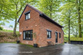 <p>Dit prachtige vakantiehuis, genesteld in een groene omgeving op de heuvels van Houyet, zal u bekoren door zijn bevoorrechte ligging, zijn gezellige sfeer en de kwaliteit van de renovatie. Het is volledig en met zorg gerenoveerd en verkeert in een onberispelijke staat. Het biedt een ideale leefomgeving om even aan het dagelijkse leven te ontsnappen en ten volle te genieten van de rust van deze plek. Op de begane grond bevindt zich een mooie, lichte woonruimte met open keuken, evenals een wasruimte en een apart toilet. Op de bovenverdieping maken twee comfortabele slaapkamers en een doucheruimte het interieur compleet. Buiten nodigt een terras uit tot ontspanning, midden in een bosrijke omgeving waar rust en natuur alomtegenwoordig zijn. Dit huis is volledig gemeubileerd en klaar om u te verwelkomen. Het beschikt bovendien over hoogwaardige technische voorzieningen: PVC-kozijnen met dubbele beglazing, centrale verwarming op gas (tank), een elektrische installatie die aan de voorschriften voldoet en een EPC-klasse C (unieke code: 20260130023786), evenals een eigen parkeerplaats. Of u nu op zoek bent naar een toevluchtsoord voor uw uitstapjes naar het platteland of naar een investeringsmogelijkheid in een regio die geliefd is om zijn natuurlijke en toeristische troeven, dit instapklare pand zal aan al uw verwachtingen voldoen. Een prachtige kans om een ware oase van rust te verwerven, zonder dat er renovatiewerkzaamheden nodig zijn. Biedingen vanaf 249.000 €, onder voorbehoud van aanvaarding door de eigenaars. Neem contact op met onze makelaar Cécile op 0470823943 om dit pand te ontdekken en een bezichtiging te regelen!<br /><br /></p>