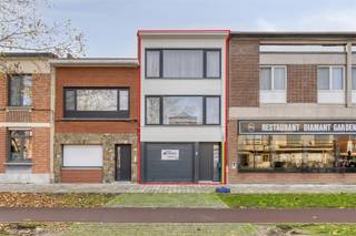 <p><span><span>Ontdek deze instapklare parel in het hart van Deurne-Zuid, een volledig gerenoveerde bel-étagewoning waar comfort, stijl en lichtinval centraal staan. Hier hoef je enkel nog je meubels binnen te zetten en het genieten kan meteen beginnen! Deze woning combineert een smaakvol interieur, functionele indeling en een uiterst aangename ligging. Ideaal voor wie een zorgeloze start zoekt in een moderene, energiezuinige woning.</span></span></p><p><span><span> </span></span></p><p><span><span><u>Indeling</u>:</span></span></p><p><span><span><u>Gelijkvloers</u>:</span></span></p><p><span><span>Ruime garage met plaats voor wagen, fietsen en extra opberguimte</span></span></p><p><span><span>Gezellige stadskoer, ideaal voor een aperitief in de zon of een groene stadsoase</span></span></p><p><span><span> </span></span></p><p><span><span><u>Eerste verdieping</u>:</span></span></p><p><span><span>Een prachtige, open leefruimte met woonkamer, eetkamer en keuken in één doorlopende ruimte</span></span></p><p><span><span>Moderne witte keuken met tijdloos design en alle comfort om heerlijk te koken (nieuw van 2018)</span></span></p><p><span><span>Grote ramen aan voor- en achterkant zorgen voor overvloedig natuurlijk licht</span></span></p><p><span><span> </span></span></p><p><span><span><u>Tweede verdieping</u>:</span></span></p><p><span><span>Drie volwaardige slaapkamers</span></span></p><p><span><span>Badkamer met douche</span></span></p><p><span><span> </span></span></p><p><span><span><u>Bijzonderheden:</u></span></span></p><p><span><span>EPC Energielabel A - 98 kwh/(m² jaaar)</span></span></p><p><span><span>Geen renovatieplicht!</span></span></p><p><span><span>Er zijn 13 zonnepanelen aanwezig zonder batterij</span></span></p><p><span><span>De elektriciteit is conform</span></span></p><p><span><span>Er is overal dubbele beglazing met PVC kader (nieuw van 2013)</span></span></p><p><span><span>Het plat dak werd geïsoleerd in 2020</span></span></p><p><span><span>Aparte wasruimte voor wasmachine en droogkast</span></span></p><p><span><span>P-score: A</span></span></p><p><span><span>G-score: A</span></span></p>
