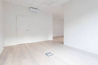 Achter deze gevel in Louis-Philippestijl ontworpen in 1865 schuilt een recent gerenoveerde kantoorruimte. Het gebouw is gelegen in het hart van de charmante winkelwijk Wilde Zee in Antwerpen. De ruimte zelf bevindt zich op de eerste verdieping, gelegen aan de rustige achterzijde van het gebouw. <br /><br />Dankzij het ruime terras geniet u hier van extra buitenruimte in een aangename, private omgeving, een zeldzame troef in het stadscentrum.<br /><br />Het kantoor werd slechts één jaar geleden volledig gerenoveerd en verkeert in perfecte staat. Werkelijk alles werd vernieuwd: vloeren, schilderwerken, technieken, keuken, sanitair en ramen. Hierdoor is het pand volledig instapklaar en biedt het een hedendaagse, comfortabele werkomgeving.<br /><br />Daarnaast beschikt het kantoor over een gunstig EPC met A-label, wat garant staat voor een energiezuinig verbruik. <br /><br />Een ideale uitvalsbasis voor wie op zoek is naar een kwalitatieve, professionele werkplek op een topligging in de stad.<br /><br />Meer informatie of een bezoek? Neem vandaag nog contact op!