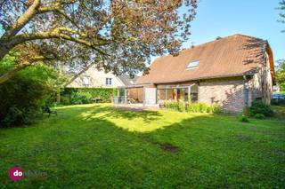 <p><span> </span></p><p><span>Statige villa met 4 slaapkamers op een toplocatie in Sterrebeek</span></p><p><span>Bent u op zoek naar een royale, vrijstaande woning in de internationale en felbegeerde regio Sterrebeek? Deze karaktervolle villa uit 1983 biedt je de perfecte balans tussen ruimte, comfort en een strategische ligging. Ideaal als exclusieve gezinswoning of als hoogwaardige investering voor de expat-verhuurmarkt.</span></p><ul><li><span>Je betreedt de woning via een elegante inkomhal met gastentoilet. De grote leefruimte valt direct op door de imposante open haard, die zorgt voor een warme en karaktervolle sfeer. Aansluitend bevindt zich de geïnstalleerde keuken met een praktische, naastgelegen berging. De lichtrijke leefveranda vormt de perfecte plek om in het tussenseizoen te ontspannen met een prachtig, groen uitzicht op de tuin en het recent nieuw aangelegde terras.</span></li><li><span>De nachthal biedt toegang tot vier volwaardige, ruime slaapkamers en een comfortabele badkamer uitgerust met een ligbad, douche en dubbele wastafel. Er is tevens een praktisch apart toilet aanwezig.</span></li><li><span>De woning beschikt over een inpandige, ruime garage en een oprit die plaats biedt aan meerdere voertuigen.</span></li></ul><p><span><br />Laat deze unieke kans in Sterrebeek niet aan u voorbijgaan. Neem vandaag nog contact op voor meer informatie of om uw persoonlijke rondleiding te reserveren.</span></p><p><span>015 20 36 00</span><span><br /></span><span>info@domoxim.be</span></p><p><span> </span></p><p><span> </span></p>
