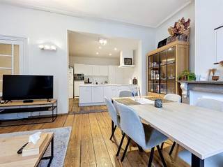 <p><span>Dit instapklare appartement geniet van een uitstekende ligging vlak bij Gent-Zuid en biedt een ideale combinatie van comfort, lichtinval en bereikbaarheid.</span></p><p><span>Via de inkomhal kom je terecht in de aangename leefruimte van 25 m² met open, volledig geïnstalleerde keuken. Deze beschikt over alle nodige toestellen, waaronder een koelkast met vriesvak, vitrokeramische kookplaat, vaatwasser, combi-oven en spoelbak. Dankzij de grote raampartijen geniet de leefruimte van een aangename natuurlijke lichtinval.</span></p><p><span>Het appartement telt twee slaapkamers van respectievelijk 12 m² en 7 m². De tweede kamer is perfect geschikt als bureau, dressing of hobbyruimte. Beide kamers bevinden zich aan de rustige achterzijde van het gebouw, wat bijdraagt aan een aangenaam wooncomfort.</span></p><p><span>De badkamer is uitgerust met een ruime inloopdouche en een wastafel. Daarnaast is er een praktische aansluiting voor een wasmachine voorzien.</span></p><p><span>Een extra troef is de afgesloten autostaanplaats, waar bovendien voldoende ruimte aanwezig is om fietsen veilig te stallen.</span></p><p><span>Het appartement wordt verhuurd via een huurovereenkomst van drie jaar met verplichte domiciliering.</span></p><p><span>Op zoek naar een verzorgd en lichtrijk appartement op een uiterst centrale locatie in Gent?</span><span> </span><span>Aarzel dan niet en plan vandaag nog uw bezoek in!</span></p>