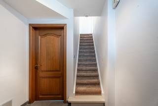 In een rustige en kindvriendelijke buurt ligt deze aangename gezinswoning. De woning is deels gerenoveerd en biedt tal van mogelijkheden.<br /><br />De woning werd reeds deels gerenoveerd en beschikt onder meer over een tijdloze keuken, nieuwe vloeren op het gelijkvloers met aangepaste elektriciteit, evenals nieuwe pvc-ramen met dubbele beglazing doorheen de volledige woning.<br /><br />Indeling:<br /><br />Via de inkomhal met gastentoilet bereiken we de lichtrijke leefruimte die geniet van een aangenaam zicht op de gezellige stadstuin. Aansluitend bevindt zich de ruime, aparte leefkeuken met rechtstreekse verbinding naar de inpandige garage.<br /><br />Op de eerste verdieping bevinden zich vier volwaardige slaapkamers en een badkamer uitgerust met wastafel en ligbad. Daarnaast beschikt de woning nog over een praktische zolder, bereikbaar via een uitschuifbare trap.<br /><br />Buiten geniet u van een afgesloten tuin met terras en een ruim tuinhuis.<br /><br />Schrijf u dan vandaag nog in voor ons lanceermoment op woensdag 20 mei en ontvang uw persoonlijk bezoekmoment samen met het volledige verkoopdossier.<br /><br />EPC: E<br /><br />(De geadverteerde prijs betreft een richtprijs.)