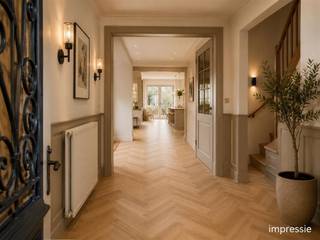 <p><strong>Karaktervolle stadswoning met historische allure, verrassend veel ruimte en toekomstpotentieel</strong><br /><br />Waar het stadsleven en geschiedenis elkaar ontmoeten. Sommige woningen vallen niet op door hun leeftijd, maar door hun cachet.<br /><br />Stel u voor…</p><p>U wordt wakker, opent het raam op de eerste verdieping en ziet de stad langzaam ontwaken. Vanuit de woning wandelt u moeiteloos naar een koffiebar, de Grote Markt en de gezellige terrassen die het historisch centrum van Turnhout zo levendig maken. Winkels, scholen, openbaar vervoer en tal van voorzieningen bevinden zich letterlijk om de hoek. Hier woont u midden in het bruisende stadsweefsel van Turnhout, waar de levendigheid van vandaag harmonieus samenvloeit met de ziel van weleer.<br /><br /><strong>Ruimte met een ziel</strong><br />Achter de statige gevel ontvouwt zich een verrassend ruime stadswoning van ongeveer 165 m², waar de vormentaal van de negentiende eeuw en hedendaags wooncomfort elkaar op een vanzelfsprekende manier omarmen.<br />De royale leefruimte vormt het kloppend hart van de woning. Daarnaast beschikt u over een aparte bureelruimte op het gelijkvloers, een vernieuwde badkamer, een recente verwarmingsketel en een recente boiler.<br /><br />Op de verdiepingen bevinden zich vijf volwaardige slaapkamers. De zolder biedt bovendien alle potentie om een zesde slaapkamer, atelier, bibliotheek of thuiskantoor te realiseren.<br />Een woning met grandeur in haar volumes en de flexibiliteit om mee te groeien met de bewoners van vandaag én morgen.<br /><br /><strong>Authenticiteit die u niet kunt nabouwen</strong><br />Wat deze woning werkelijk onderscheidt, is haar eigenheid. De harmonieuze proporties, de voelbare ambachtelijkheid en de subtiele patina vertellen het verhaal van een tijd waarin bouwen synoniem stond voor duurzaamheid, verfijning en vakmanschap. Dat verleden laat zich vandaag nog steeds aflezen in de uitstraling van de woning. Het is precies die ingetogen noblesse die deze woning een karakter geeft dat zich niet laat reproduceren. Geen vluchtige architectuur, maar een thuis met een blijvende gravitas, gevormd door tijd, geschiedenis en generaties die hier hun leven hebben opgebouwd.<br /><br />Tegelijk vormt die authentieke basis het ideale vertrekpunt om de woning verder te verfijnen en haar klaar te maken voor een nieuwe generatie, zonder haar identiteit uit het oog te verliezen. De woning draagt bovendien een bijzonder hoofdstuk uit de geschiedenis van Turnhout met zich mee. Volgens de overlevering uit de buurt deed de doorgang vóór het jaar 1900 dienst als verbinding met een achtergelegen sigarenfabriek. Via deze doorgang vervoerden paard en kar dagelijks tabak, grondstoffen en afgewerkte producten. Zo maakte de woning deel uit van een periode waarin Turnhout uitgroeide tot een belangrijke centra van de Belgische sigarenindustrie.<br /><br />Hoewel de bedrijvigheid al lang verdwenen is, blijft die historische gelaagdheid vandaag voelbaar. Niet als een stilstaand verleden, maar als een tastbare herinnering die deze woning haar distinctie, karakter en een bijna tijdloze allure verleent.<br /><br /><strong>Klaar voor een nieuw hoofdstuk</strong><br />De woning beschikt momenteel over een EPC-label E. Binnen de wettelijke termijn dient de woning te worden gerenoveerd naar minimaal EPC-label D. Die renovatie vormt tegelijk een mooie opportuniteit om het historische karakter te bewaren en het wooncomfort verder te verheffen naar de normen van vandaag.<br /><br />Volgens het EPC-verslag kan de grootste energiewinst onder meer worden behaald door:<br /><br />- isolatie van dak en plafond;<br />- hoogrendementsbeglazing;<br />- verbetering van de ventilatie;<br />- optimalisatie van de verwarmingsinstallatie;<br />- plaatsing van zonnepanelen.<br /><br />Deze ingrepen versterken niet alleen het wooncomfort en beperken de energiekosten, maar dragen eveneens bij aan de duurzame toekomst van een woning die haar erfgoedwaarde met hedendaagse technieken weet te verenigen.</p><p><span><span>Renovatieverplichting residentiële gebouwen van toepassing. Meer info: </span></span>https://energiesparen.be/renovatieverplichting<span><span>.</span></span><br /><br /><strong>Waar verleden en toekomst samenkomen</strong><br />Niet iedere woning bezit een verhaal. Sommige woningen dragen een erfenis met zich mee. Een geschiedenis die niet alleen zichtbaar is in steen en gevel, maar ook voelbaar is in haar sfeer, haar cachet en haar onmiskenbare karakter. Deze woning verenigt historische allure, royale leefruimte en hedendaagse mogelijkheden op een manier die steeds zeldzamer wordt. Een thuis waar authenticiteit, stadsleven en toekomstgericht wonen elkaar ontmoeten, klaar om een nieuw hoofdstuk te schrijven.</p><br /><p>EPC-label E (406 kWh/m²/jaar), elektriciteit niet-conform, niet-asbestveilig. Infoplicht: Vg, Wglk, Gmo, Gvkr, Vv. P-score: C, G-score: C. Dit is geen aanbod; alle informatie onder voorbehoud van materiële vergissingen en/of wijzigingen.</p>