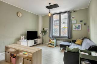 Dit huis te koop aangeboden in Deurne is centraal gelegen in de Palinckstraat. Het openbaar vervoer (bus en tram) vind je op 5 minuten wandelen.<br /><br />Het huis werd gerenoveerd in 2022, waarbij onder andere de boiler, badkamer en slaapkamers bovenaan werden vernieuwd. Vorig jaar werd er een volledig nieuw dak gelegd. Er werden ook zonnepanelen geplaatst, evenals een geïsoleerde voorgevel in crepis.<br /><br />Het huis dat we hier te koop aanbieden in Deurne beschikt over volgende indeling:<br /><br />KELDER<br />GELIJKVLOERS<br />- lichtrijke woonkamer<br />- open, ruime keuken met berging<br />- gezellige stadskoer<br /><br />EERSTE VERDIEP<br />- badkamer voorzien van bad/douche combinatie, dubbele lavabo en toilet, met aparte wasruimte<br />- 2 ruime, lichtrijke slaapkamers<br /><br />TWEEDE VERDIEP<br />- 2 lichtrijke slaapkamers<br /><br />Bij dit huis te koop in de Palinckstraat, krijg je niet alleen licht en ruimte, maar ook sociale, vriendelijke buren in de straat waar regelmatig bbq's en straatfeesten georganiseerd worden.<br /><br />EPC Palinckstraat 140: 196 kWh / (m²/jaar) (B)<br /><br />Ben jij geïnteresseerd in dit huis te koop in Deurne? Had u graag een gratis schatting van uw eigendom? bel ons voor een vrijblijvend gesprek op 03/666.66.66 of mail naar deurne@dewaele.com.<br /><br />Bestuursmaatregelen in het maatregelenregister en stedenbouwkundige inlichtingen: in aanvraag<br /><br />Elektrische keuring en asbestattest: in opmaak<br /><br /><br /><br />Bestuursmaatregelen in het maatregelenregister: nee
