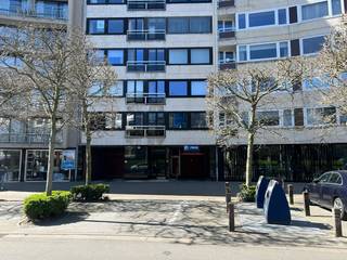 Autostaanplaats nummer 7 te koop gelegen langs het Leopold I-plein in de Leopold Parking te Oostende, op de gelijkvloerse verdieping. Op zoek naar een parking te koop in het centrum van Oostende? Contacteer ons voor een bezoek ter plaatse. Bestuursmaatregelen in het maatregelenregister: in aanvraag