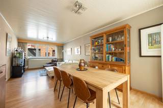 <p><span>Rustig wonen met ruimte, licht en comfort</span><span><br /><br />Op zoek naar een verzorgde woning met een grote tuin en een praktische indeling? Dan is deze woning in het aangename Deurne zeker het ontdekken waard. Dankzij de vlotte bereikbaarheid, nabijheid van winkels en scholen én de combinatie van licht, ruimte en privacy, voel je je hier meteen thuis.</span></p><p><span>Ruimtelijk &amp; lichtrijk gelijkvloers</span><span><br /><br />Je komt binnen via een ruime inkomhal met tegelvloer en voldoende plaats voor fietsen. De grote woonkamer baadt in het licht en is afgewerkt met een lichte laminaatvloer. Via een dubbele deur bereik je de bijzonder ruime keuken, waar het daglicht overvloedig binnenvalt dankzij de veranda en een grote lichtkoepel. De keuken is uitgerust met koelkast, gasvuur, dampkap, spoelbak, vaatwasser en veel kastruimte. Aansluitend vind je de wasruimte met gastentoilet en de verwarmingsketel. Vanuit de veranda geniet je via het grote schuifraam van een prachtig zicht op de tuin.</span></p><p><span>Zonnige ZO -tuin  &amp; privacy</span><span><br /><br />De grote tuin is zuidoost-georiënteerd, onderhoudsvriendelijk aangelegd en geniet van zeer veel zon en privacy – een heerlijke plek om te ontspannen, te tuinieren of gezellig buiten te leven.</span></p><p><span>3 slaapkamers, dressing en badkamer</span><span><br /><br />Op de eerste verdieping kom je via de overloop met authentieke plankenvloer. Hier bevindt zich een ruime master bedroom met planchervloer, twee bijkomende slaapkamers met laminaatvloer (waarvan één ideaal als bureau of kinderkamer), en een dressing met ingemaakte kasten die toegang geeft tot de badkamer. De badkamer is volledig betegeld, geniet van veel natuurlijk licht en is uitgerust met een douche, ligbad en lavabomeubel. Vanuit de kleinste slaapkamer heb je toegang tot het balkon.</span></p><p><span> </span></p><p><span>Wonen in Deurne </span></p><p><span>De woning is gelegen in </span><span>Deurne</span><span>, een buurt die bekendstaat om haar vlotte bereikbaarheid én haar groene longen. Op korte afstand vind je het </span><span>Rivierenhof</span><span>, één van de grootste en mooiste parken van Antwerpen, ligt vlakbij en biedt ruimte voor ontspanning, cultuur en recreatie.</span></p><p><span>Daarnaast woon je hier nabij winkels, scholen en openbaar vervoer, met de autostrade en belangrijke invalswegen vlot bereikbaar. Een ideale combinatie van </span><span>stad, groen en comfort</span><span>.</span></p><p><span> </span></p>
