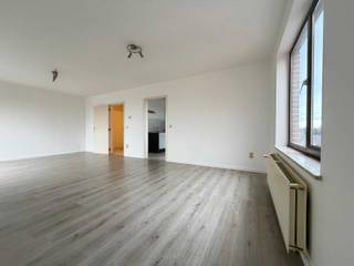 Op zoek naar een comfortabel appartement in een rustige omgeving, maar toch dicht bij alle voorzieningen? Dit instapklare appartement van 90 m² combineert ruimte, licht en een uitstekende ligging.<br /><br />Het appartement beschikt over twee volwaardige slaapkamers, een grote en gezellige living met eetkamer en een open keuken met eetruimte, badend in natuurlijk licht dankzij de grote raampartijen. De badkamer is praktisch ingericht met een bad en twee lavabo’s, aangevuld met een aparte wc voor extra comfort. Verder zijn er nog een technische ruimte voorzien met een zeer recente hoge rendementsketel en een aparte berging, ideaal voor extra opslag.<br /><br />De rustige ligging en het stille gebouw zorgen voor een aangename woonervaring. Parkeerproblemen? Die zijn er niet: altijd parking beschikbaar. Bovendien bevindt het appartement zich vlakbij scholen, winkels en een bushalte, én aan een groot plein waar kinderen kunnen spelen of waar je heerlijk kan vertoeven**.<br /><br />Met een zeer goede EPC-score is dit appartement niet alleen energiezuinig, maar ook toekomstgericht. Dankzij de grote vraag naar huurappartementen in deze buurt vormt dit pand bovendien een uitstekende investeringsopportuniteit.<br /><br />Troeven op een rij:<br /><br />* Rustig gelegen appartement van 90 m²<br />* 2 slaapkamers<br />* Veel lichtinval<br />* Grote leefruimte<br />* Instapklaar<br />* Zeer goede EPC<br />* Altijd parkeergelegenheid<br />* Ideaal als investering<br />* Hoge rendement verwarmingsketel<br /><br />