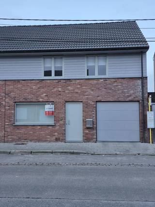 Uiterst verzorgde, recent gebouwde woning van 2015. Vlakbij centrum Roeselare.Enkel mogelijk op afspraak via www.albert.immo, klik op het pand en...