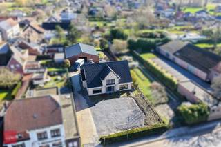 Vlotte verbindingen en nabij centrum. Ideaal geschikt ook voor samengestelde gezinnen of als kangoeroewoning. Villa bestaande uit een...