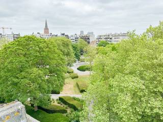 <p><strong>LUXUEUS DUPLEXAPPARTEMENT</strong><span> met </span><strong>GROOT DAKTERRAS</strong><span> in een </span><strong>KARAKTERVOL HERENHUIS</strong><span> uit </span><strong>1925</strong><span> in het hart van Oostende, ontworpen door </span><strong>ARCHITECT CHARLES PIL</strong><span>. Dit uniek pand combineert </span><strong>HISTORISCHE CHARME</strong><span> met hedendaags comfort en </span><strong>HOOGWAARDIGE AFWERKING</strong><span>. De </span><strong>PRIVATIEVE LIFT</strong><span> brengt u rechtstreeks in de lichtrijke leefruimte met </span><strong>HOUTHAARD</strong><span>, aansluitend op een ingerichte keuken, berging en gastentoilet. Op het duplexverdiep bevinden zich </span><strong>DRIE SLAAPKAMERS</strong><span> (waarvan één momenteel ingericht als bureau/dressing), een open vide, een badkamer </span><strong>MET BAD EN DOUCHE</strong><span> en een extra toilet. Blikvanger is het </span><strong>RUIME DAKTERRAS MET PANORAMISCH ZICHT OVER HET PRINSES CLEMENTINAPLEIN</strong><span> – een oase van </span><strong>RUST EN ZON</strong><span>, ideaal om te ontspannen of </span><strong>GEZELLIG TE BBQ’EN</strong><span>. De authentieke gevel, met zijn </span><strong>KOLOSSALE PILASTERS, MANSARDEDAK</strong><span> en dakkapellen, weerspiegelt de </span><strong>GRANDEUR</strong><span> van weleer.</span></p>
Uiterst rustig gelegen aan het Prinses Clementinaplein, doch vlakbij alle voorzieningen en het <strong>STRAND</strong>.<br /><br /><strong>OPTIONEEL</strong> is er een <strong>GARAGE (52M²) MET BUREELRUIMTE/BERGING</strong> beschikbaar op het gelijkvloers (€95.000).<br /><br />Adres: Prinses Clementinaplein 26 bus 301 te Oostende<br /><br />Geen renovatieplicht; P-score: D, G-score: D