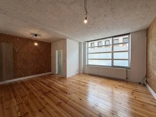 Dit instapklare appartement bevindt zich op een boogscheut van het centrum en combineert een uitstekende ligging met een aangenaam wooncomfort.<br /><br />Via de inkomhal komen we in de ruime en lichtrijke leefruimte met open keuken en eetplaats. De moderne keuken is volledig uitgerust met een vaatwasser, oven, microgolfoven, koelkast en een inductiekookplaat. Aansluitend aan de eetplaats bevindt zich een gezellig terras waar u in alle rust kunt genieten.<br /><br />Op het gelijkvloers vindt u de eerste slaapkamer, evenals de ruime badkamer, die is ingericht met een ligbad, een aparte douche en een stijlvol badkamermeubel met lavabo en spiegel.<br /><br />De bovenverdieping biedt plaats aan een tweede slaapkamer. Aansluitend bevindt zich een tweede terras, wat een extra troef vormt.<br /><br />Daarnaast is het appartement voorzien van verlichtingsarmaturen en raamdecoratie, zodat u meteen kunt intrekken.<br /><br />Tot slot beschikt u over een praktische kelderberging met voldoende opbergruimte en een extra autostaanplaats aan de voorzijde van het gebouw.<br /><br />Een extra pluspunt is de inpandige garage, die niet alleen een veilige parkeerplaats biedt, maar ook extra opbergruimte creëert.<br /><br /><br />De troeven:<br /><br />- Energiezuinig<br />- Inpandige garage<br />- 2 ruime slaapkamers<br />- Gunstig gelegen<br />- 2 Terrassen<br />- Airco<br />- Centrum<br /><br /><br />Onmiddellijk beschikbaar.<br /><br />Heb je interesse? Vraag uw bezoek aan via onze website https://www.immovl.be/te-huur/list en druk op de knop <strong>'IK WENS EEN BEZOEK'.</strong>