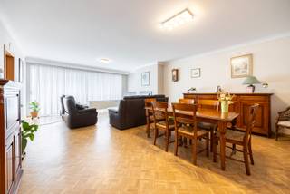 Spreekt een ruim appartement in een goed onderhouden gebouw u aan? Hecht u veel belang aan een vlotte verbinding met het stadscentrum, maar ook aan rust en een groene omgeving? Dan is dit eigendom de perfecte match voor u! Dit appartement van 109m², gelegen op de tweede verdieping, beschikt over twee slaapkamers, twee terrassen, een privatieve kelderberging en een optioneel aan te kopen garagebox.<br /><br />Indeling<br />Bij binnenkomst komt u terecht in de ruime inkomhal, die toegang biedt tot alle vertrekken. De lichtrijke woonkamer (42m²) is afgewerkt met een prachtige blokjesparket. De aparte keuken (10m²) is voorzien van alle nodige toestellen en biedt voldoende kastruimte. Aansluitend bevindt zich een praktische berging met de verwarmingsketel.<br />Verder beschikt het appartement over twee ruime slaapkamers (17m² en 12m²). De badkamer (6m²) is uitgerust met een inloopdouche, wastafel en toilet. Daarnaast is er een apart gastentoilet en een berging met ingemaakte kasten (6m²).<br />Het appartement beschikt over twee terrassen (8m²). Het eerste bereikt u via de woonkamer, het tweede, westgericht, via beide slaapkamers (9m²).<br />Verder beschikt het appartement over een privatieve kelderberging (D2), een gemeenschappelijke fietsenstalling en de mogelijkheid om garagebox nr. 62 op het gelijkvloers aan te kopen voor € 30.000.<br /><br />Ligging<br />Het gebouw bevindt zich in een rustige woonomgeving, met winkels, een bakker, slager, apotheek en artsen op wandelafstand. Vlak voor de deur stopt tram 5 (momenteel tijdelijk tram A9), waarmee u in ongeveer 20 minuten het historische centrum van Antwerpen bereikt. Ook de Bremweide, het Ertbruggebos en het Rivierenhof bevinden zich vlakbij.<br /><br />Pluspunten<br />- Ruim appartement van 109m²<br />- EPC-label B<br />- Elektrische installatie conform tot 2038<br />- Mogelijkheid tot aankoop garagebox<br />- Zeer goed onderhouden gebouw<br /><br />Klinkt dit appartement als uw toekomstige thuis? Bel dan snel One vastgoed via 03 360 85 30!